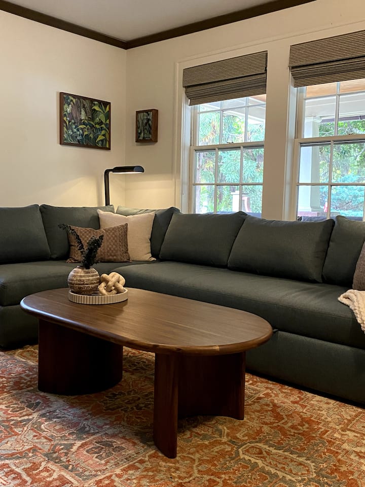 Persianas que oscurecen la habitación: disfruta poniéndote al día con tu programa o película favorita a cualquier hora del día.