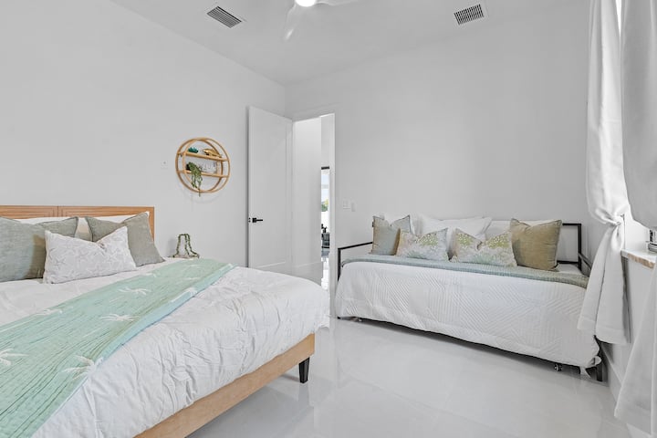 Udobne spavaće sobe s hotelskim plahtama, mekim poplunima i čistom posteljinom.