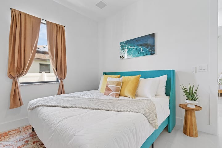 Udobne spavaće sobe s hotelskim plahtama, mekim poplunima i čistom posteljinom.