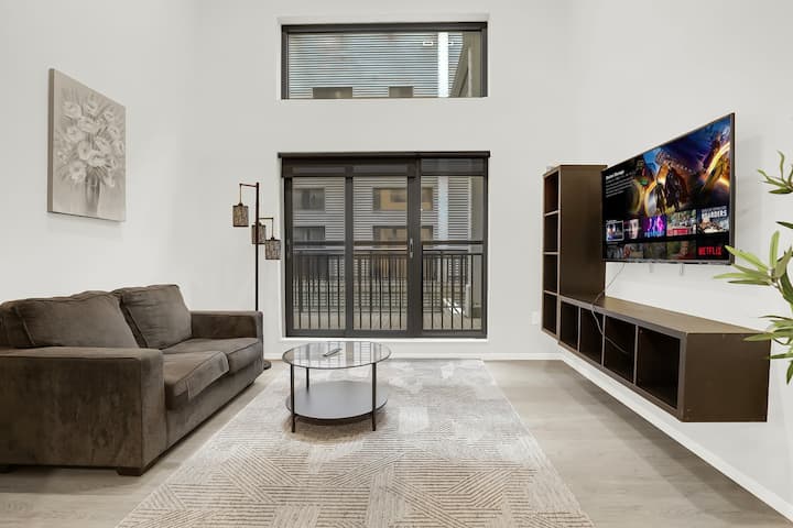 Ontspan in onze woonkamer met hoge plafonds en veel natuurlijk licht