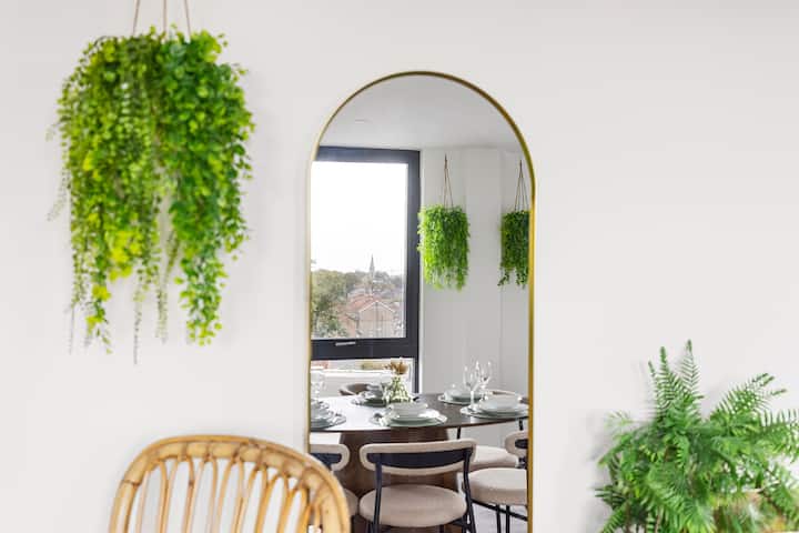 York 3br Penthouse | Free Secure Parking | Luxury - York