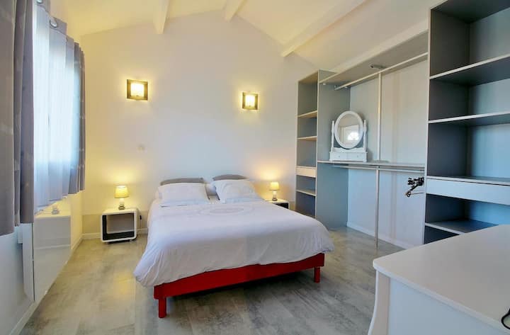 Cama doble 140x190 con almacenamiento y TV