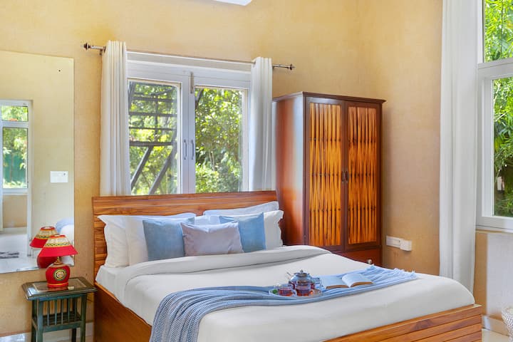 ELIVAAS Raha 2bhk VK · เหมาะสำหรับสัตว์เลี้ยง พักผ่อนพร้อมสวน สระว่ายน้ำรวม