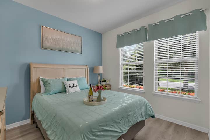 חדר שינה מס' 2 - קומה ראשית, מיטת קווין סייז, ארון עם קולבים, טלוויזיה 32 אינץ'