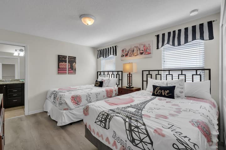 חדר שינה מס' 3 - למעלה, ארון עם קולבים, טלוויזיה 32 אינץ'.