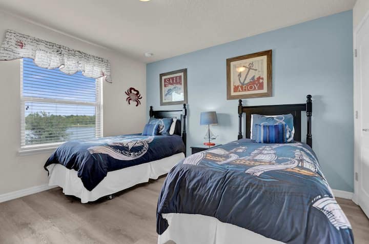 חדר שינה מס' 4 - קומה שנייה, 2 מיטות יחיד (יחיד), ארון עם קולבים, טלוויזיה 32 אינץ' - נושא פיראטים!