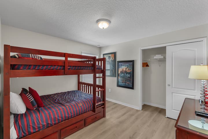 חדר שינה מס' 6 - קומה שנייה, מיטת קומותיים (מלאה על מלאה/זוגית על זוגית), ארון עם קולבים, טלוויזיה 32 אינץ' - בעיצוב של הארי פוטר!