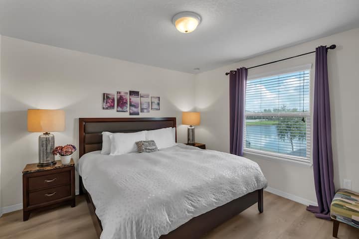 חדר שינה מס' 5 - קומה שנייה, מיטת קינג סייז, ארון עם קולבים, טלוויזיה 32 אינץ'