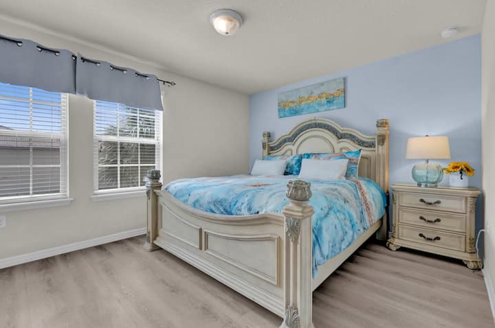 חדר שינה מס' 8 - קומה שנייה, מיטת קינג סייז, ארון עם קולבים, טלוויזיה 32 אינץ'. 