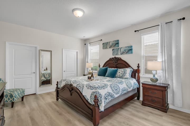 חדר שינה מס' 1 - קומה ראשית, מיטת קינג סייז, ארון עם קולבים, טלוויזיה 32 אינץ'