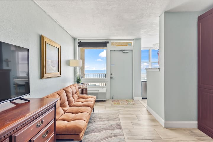 Evie's Beach House (Oceanfront Studio!) - Daytona Beach, FL