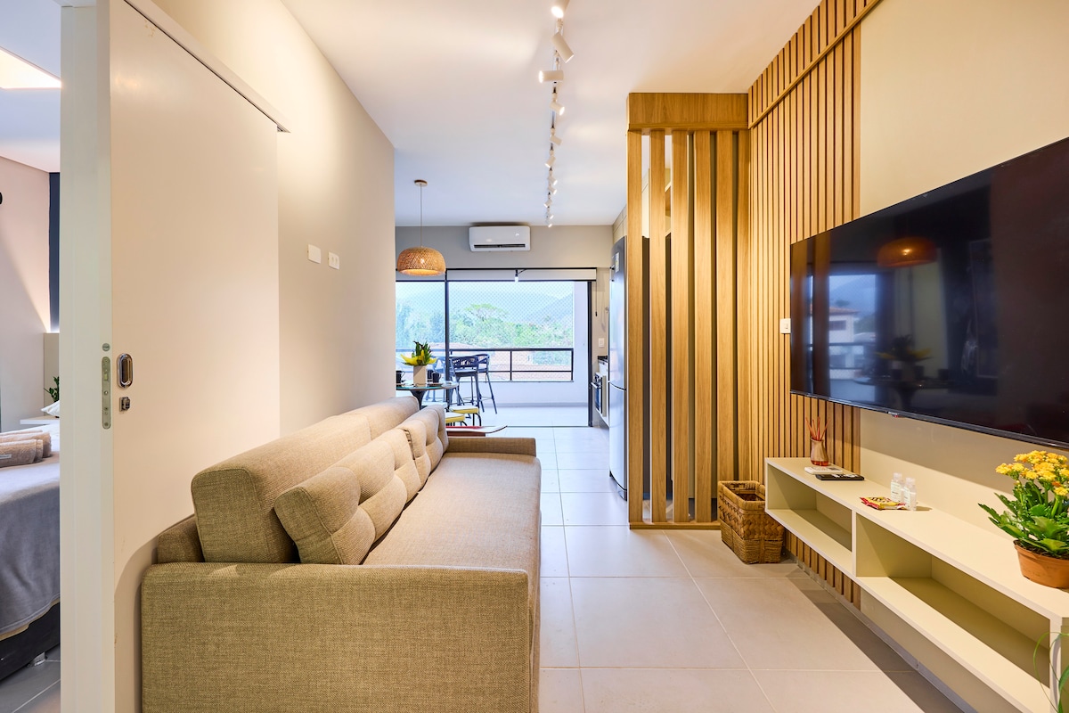 سرير أريكة لشخصين.
سرير الأريكة ذو جودة ممتازة. 
يحتوي على ستائر تعتيم وتلفزيون ذكي مع العديد من القنوات!