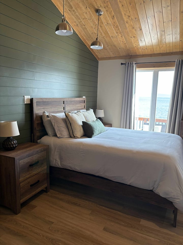 宁静的卧室度假胜地，配备柔软的床单和柔和的自然光线，是您在一天的探索后放松身心，为接下来的冒险重新焕发活力的完美场所。 享受套内卫生间的便利，增加了隐私和舒适性。