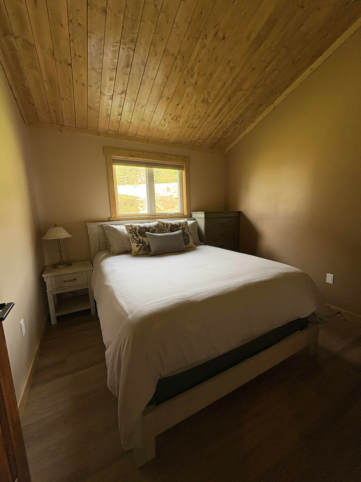 舒适的卧室，装饰精美，确保您能睡个好觉。 柔和的灯光和舒适的床上用品相结合，营造温馨舒适的氛围。