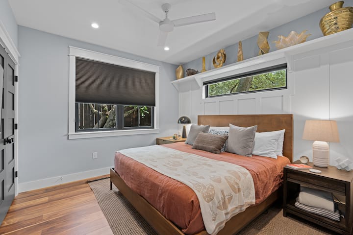 Отпуснете се във втората спалня с плюшено голямо двойно легло и телевизор за уютни нощи.