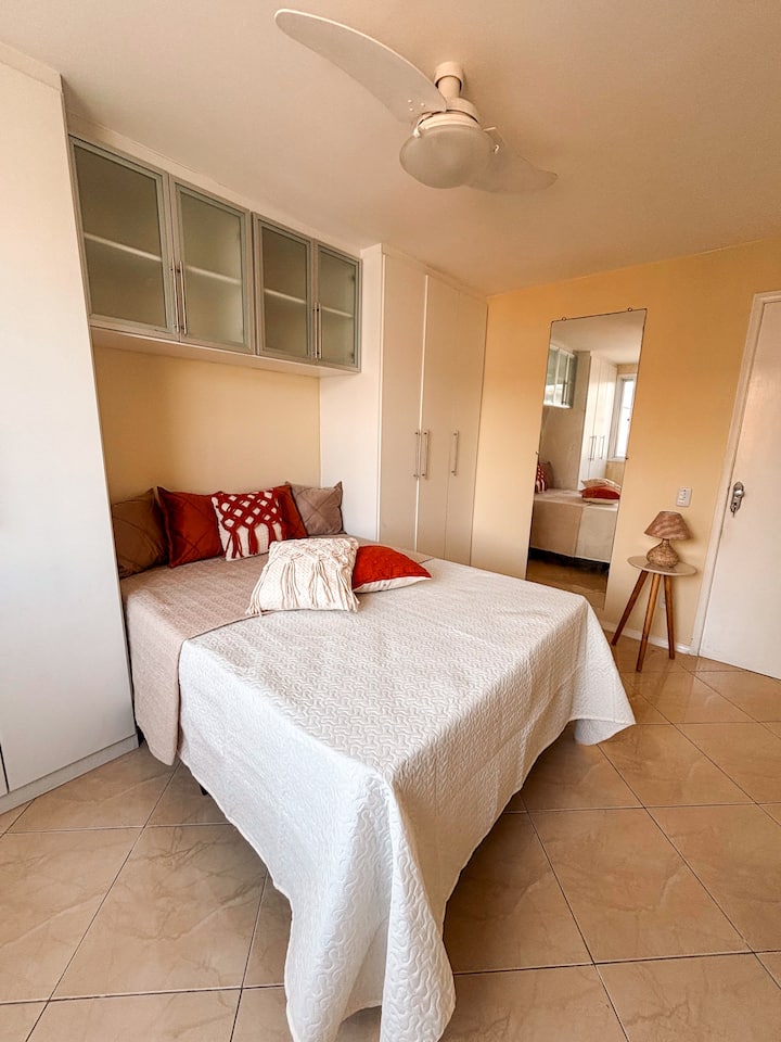 חדר עם מיטה זוגית עם כרית, סדין וכו'