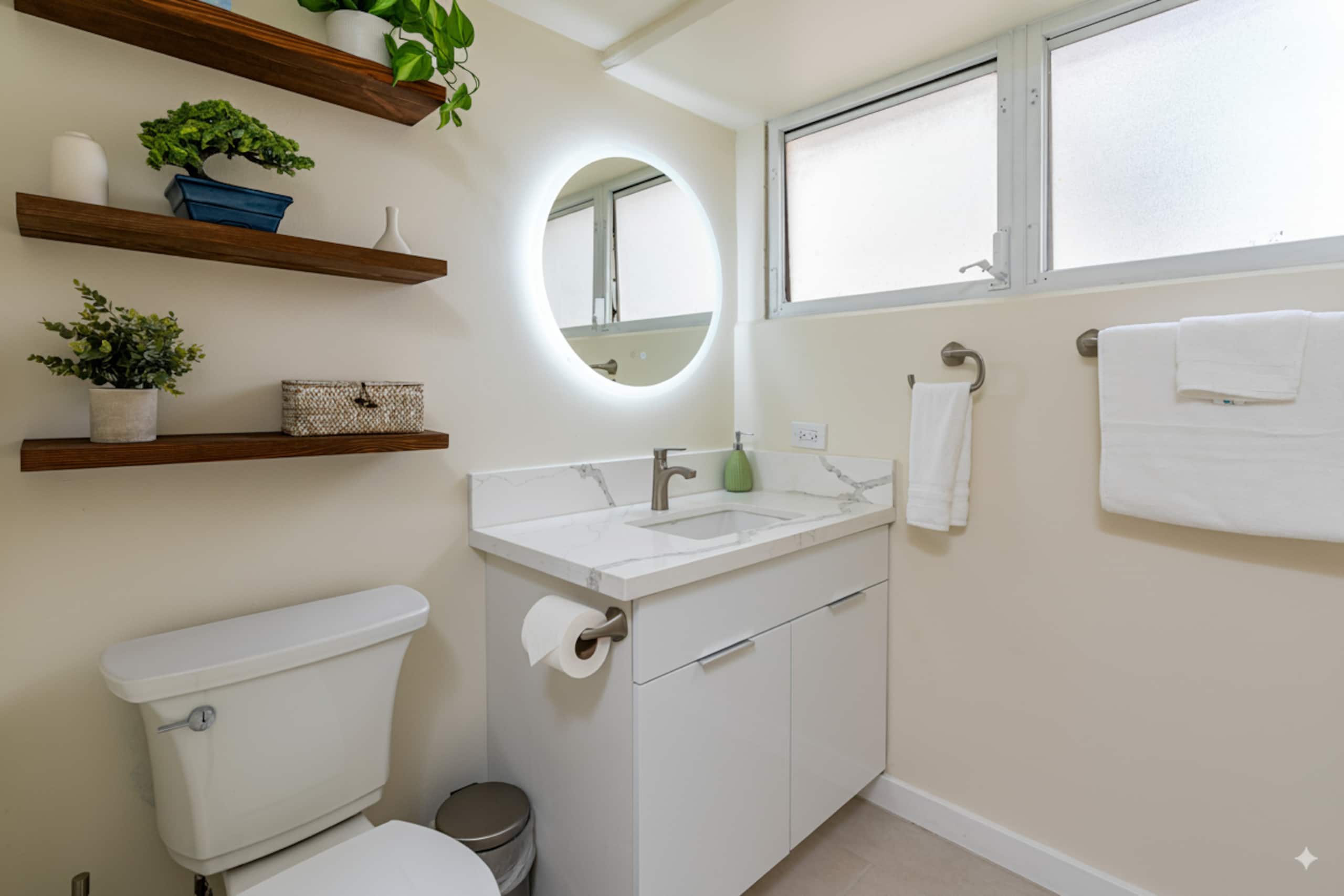 NEW Modern Luxury Cove, Free Parking, 3m to Beach - Image 5