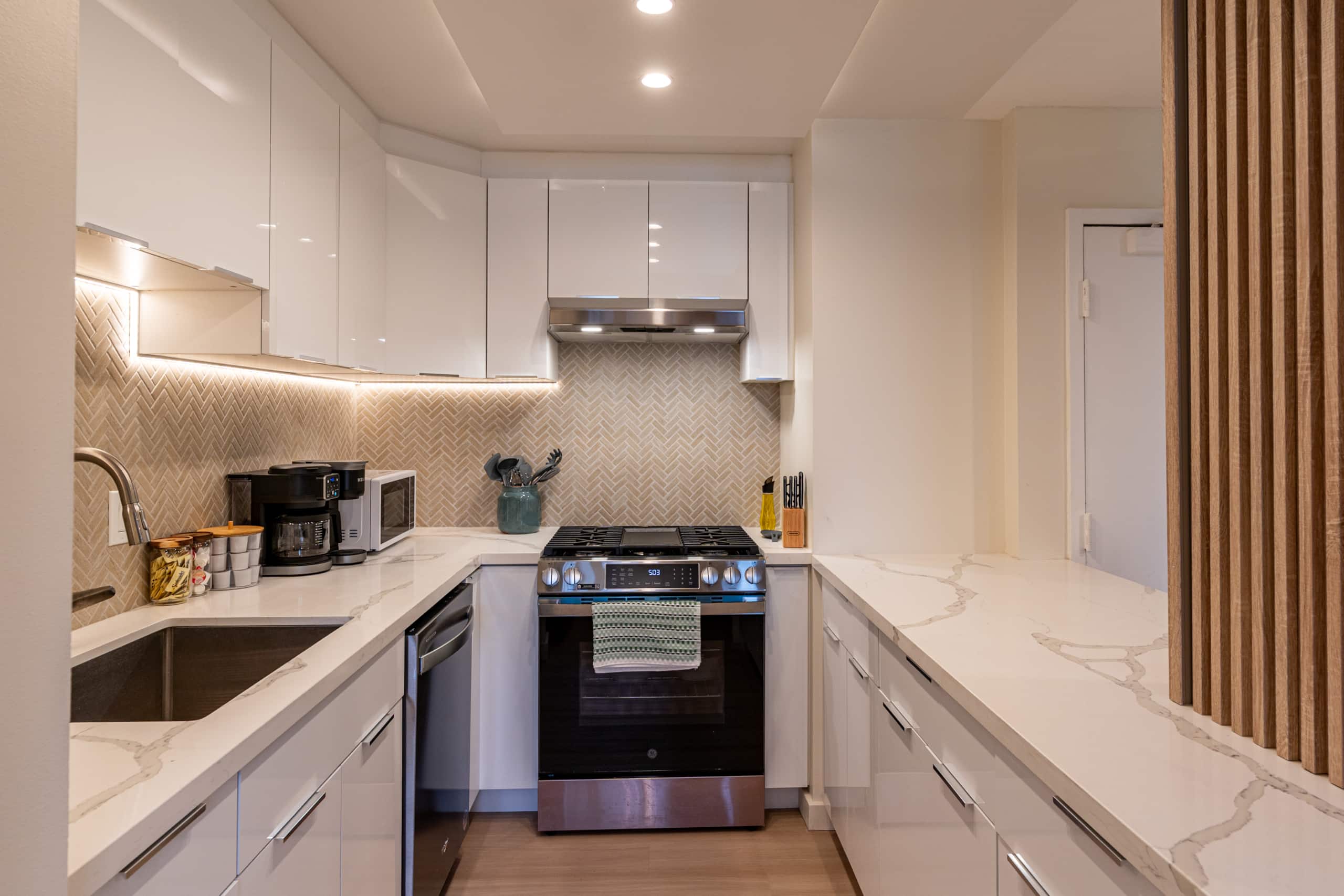 NEW Modern Luxury Cove, Free Parking, 3m to Beach - Image 7
