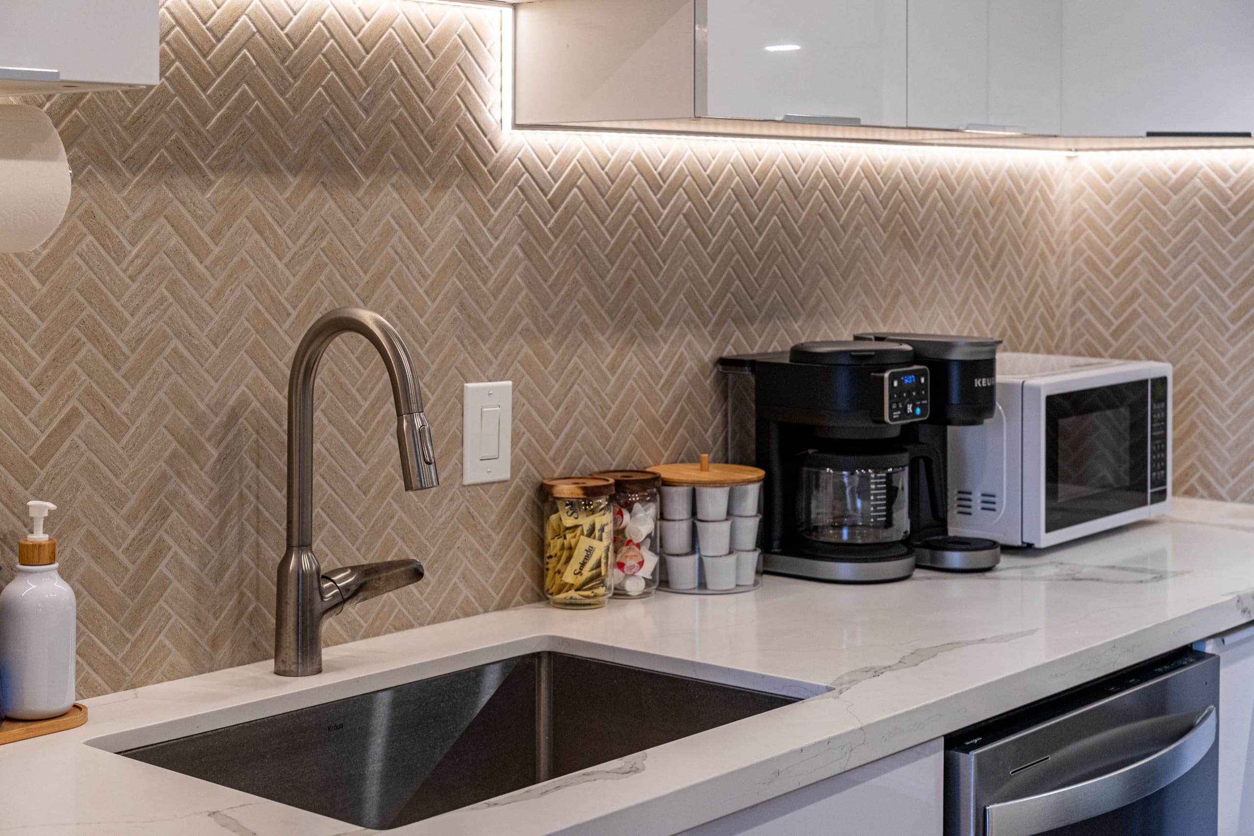 NEW Modern Luxury Cove, Free Parking, 3m to Beach - Image 10