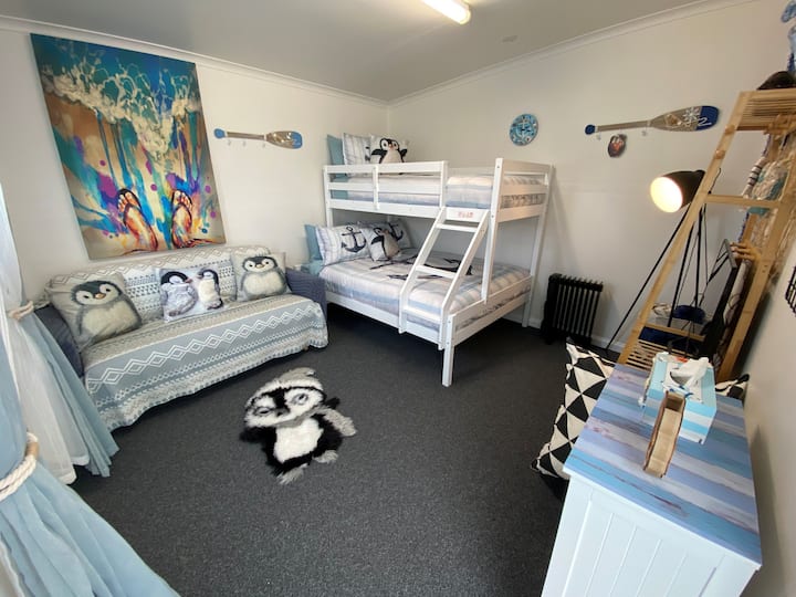 Port Penguin – køjesenge i tre etager med plads til op til tre personer. Dobbeltseng under og enkeltseng ovenfor. Bemærk, at denne bolig deler badeværelset med Love Shack. Når du booker for 3 gæster eller mere, er Port Penguin automatisk inkluderet.