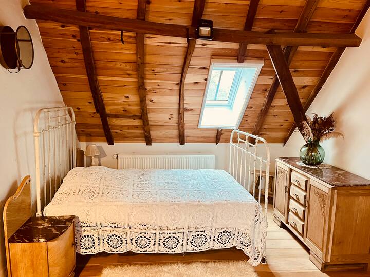 Het éénpersoonsbed in kamer 2 is een antieke twijfelaar. Er is ook een kleerkast. Deze kamer is een open kamer en heeft minder privacy omdat je erdoor moet om naar de andere kamers te gaan.