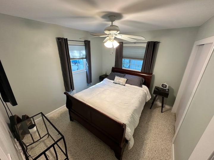 Táto útulná a pohodlná spálňa je vybavená manželskou posteľou a jednoduchými, premyslenými detailmi pre pokojný pobyt.