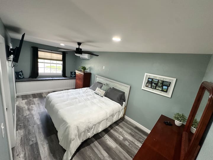 Oddýchnite si v luxusnej manželskej posteli s vlastnou kúpeľňou – ideálny oddych pre pohodlie a súkromie.