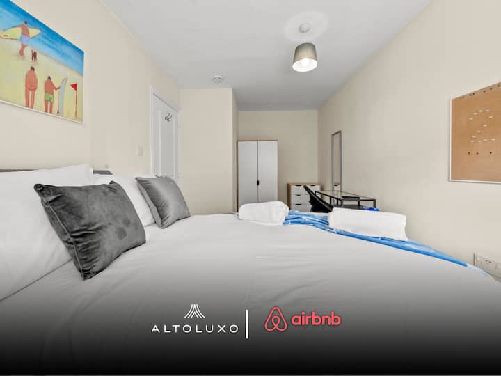 Spavaća soba u smještaju AltoLuxo Short Lets & Serviced Accommodation
