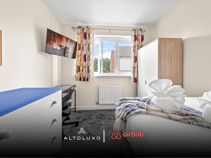 Spavaća soba u smještaju AltoLuxo Short Lets & Serviced Accommodation

