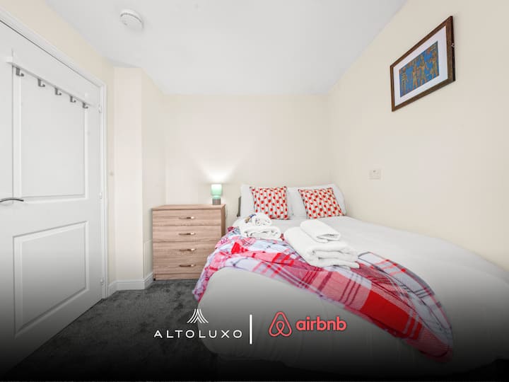 Spavaća soba u smještaju AltoLuxo Short Lets & Serviced Accommodation
