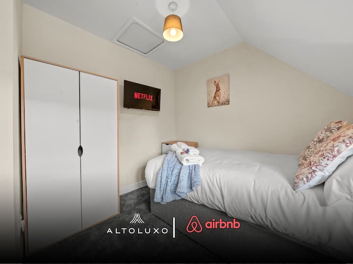 Spavaća soba u smještaju AltoLuxo Short Lets & Serviced Accommodation
