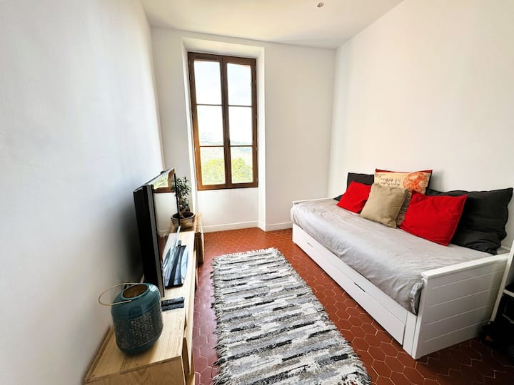 Spavaća soba br. 3 s rasklopivim krevetom (dva madraca od 90 cm jedan pored drugog) i prostorom za odlaganje stvari