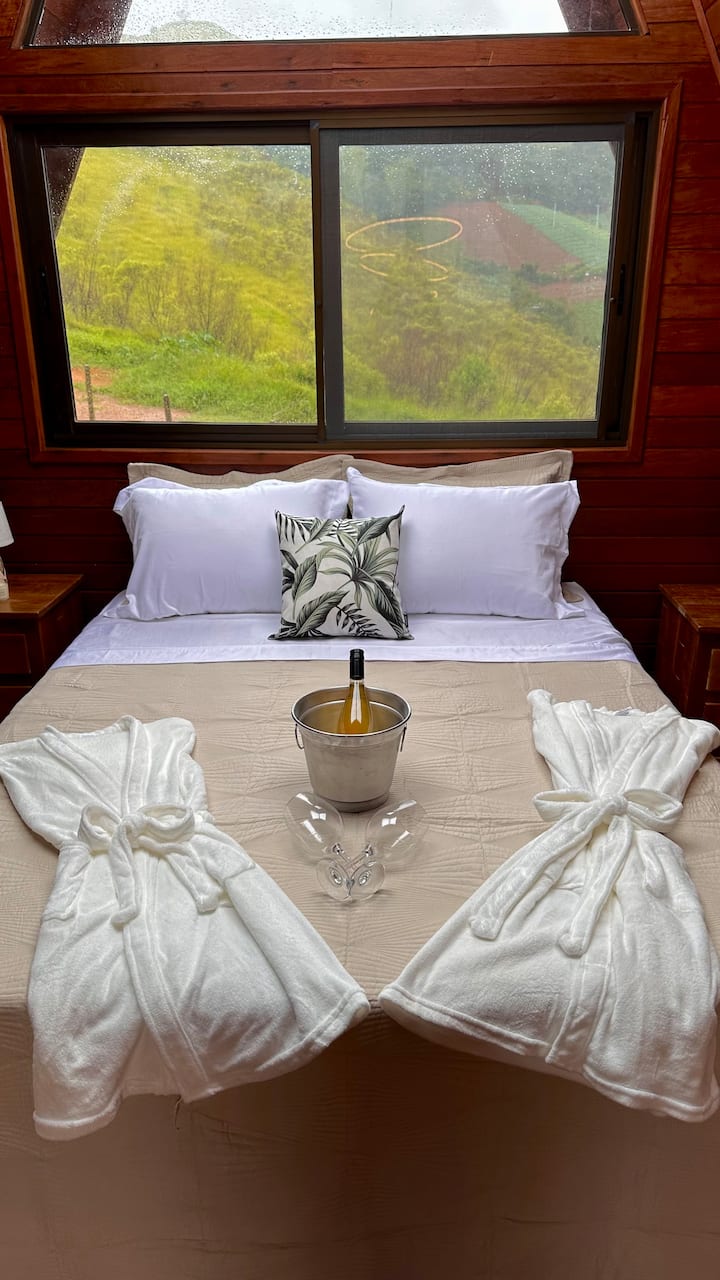 Preparamos cada momento único para o casal. Caso deseje tornar esse momento ainda mais especial com algo personalizado, como um pedido de namoro, casamento ou bodas, estamos à disposição!