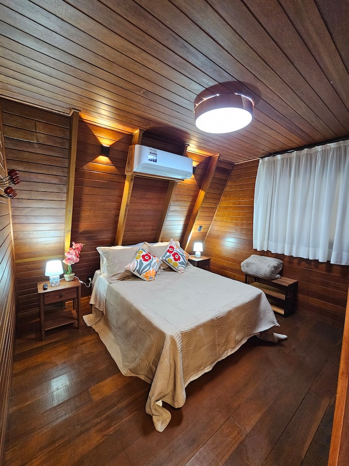 Sabe aquele momento que o mundo lá fora fica em silêncio?Você abre a porta do nosso quarto no térreo e sente isso. A cama é aquela que te abraça, os lençóis e travesseiros macios, cobertor extra é só mais uma forma de deixar seu descanso ainda melhor