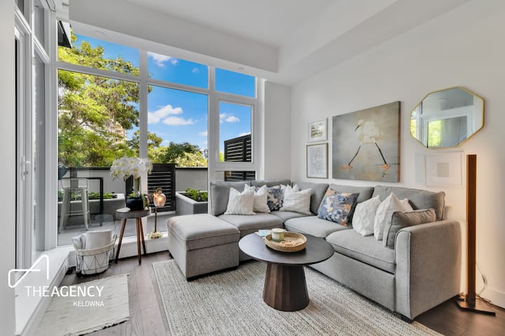 Caban King Suite | Private Patio, Pool, Gyro Beach - Kelowna