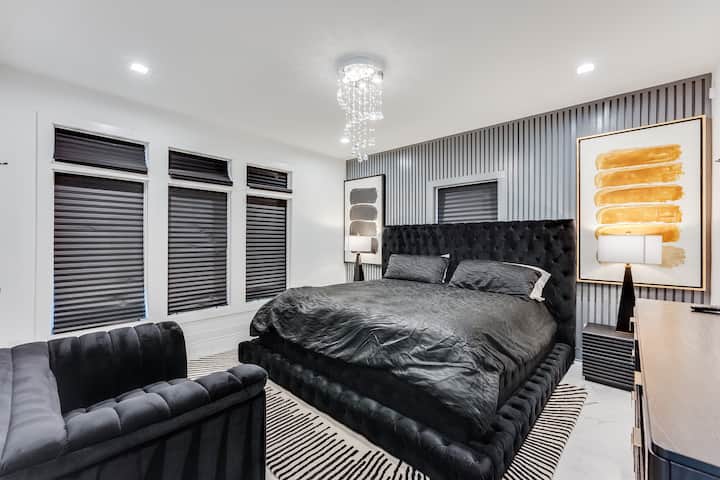 Veçoritë: 
- Krevat i madhësisë king, i përsosur për t 'u çlodhur pas një dite eksplorimi
- Shijo shfaqjet e tua të preferuara në televizorin me ekran të sheshtë
- Një banjë private, e kompletuar me peshqirë dhe artikuj tualeti të freskët 
- Divan i rehatshëm, perfekt për t 'u çlodhur!