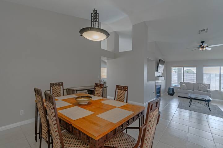 Quiet 4 Bed Pool Spa Home gallery image 5