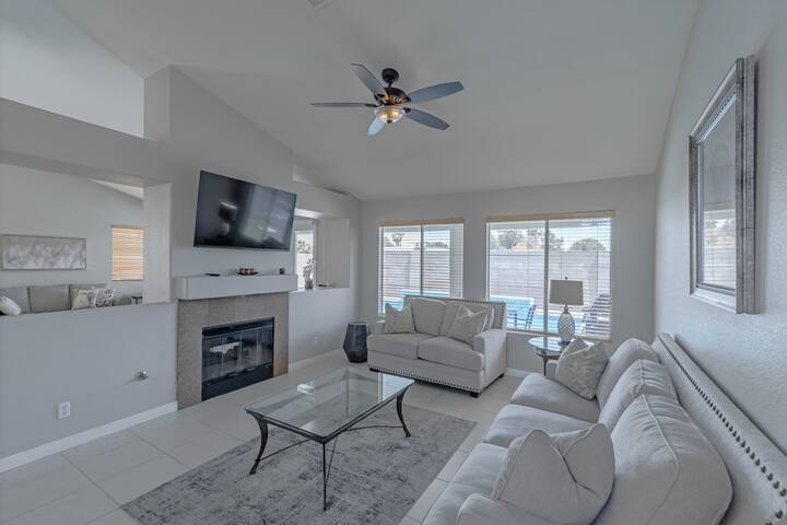 Quiet 4 Bed Pool Spa Home gallery image 4