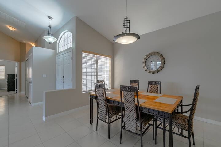 Quiet 4 Bed Pool Spa Home gallery image 3