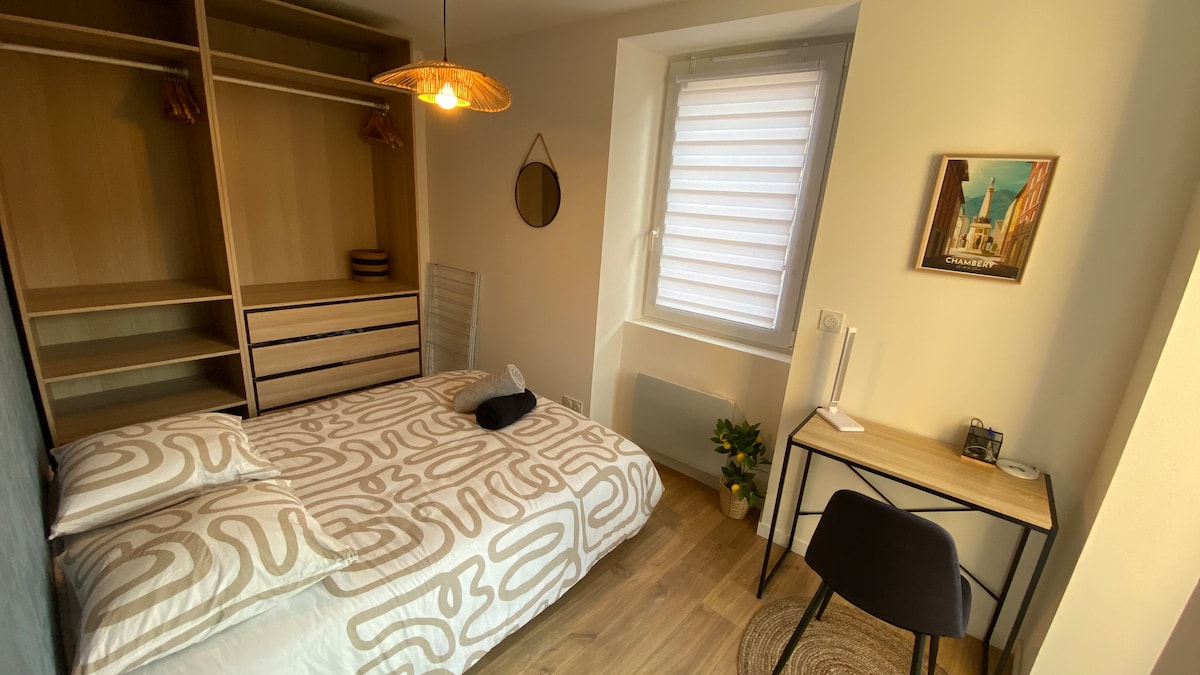 Საძინებელი აღჭურვილია 140 × 200 ორადგილიანი საწოლით და უზრუნველყოფილია თეთრეულით. Თქვენს განკარგულებაშია საგარდერობო ოთახი და სამუშაო მაგიდა. Მას აქვს აივანი შიდა ეზოსა და კრუა-დუ-ნივოლეტის ხედით.
