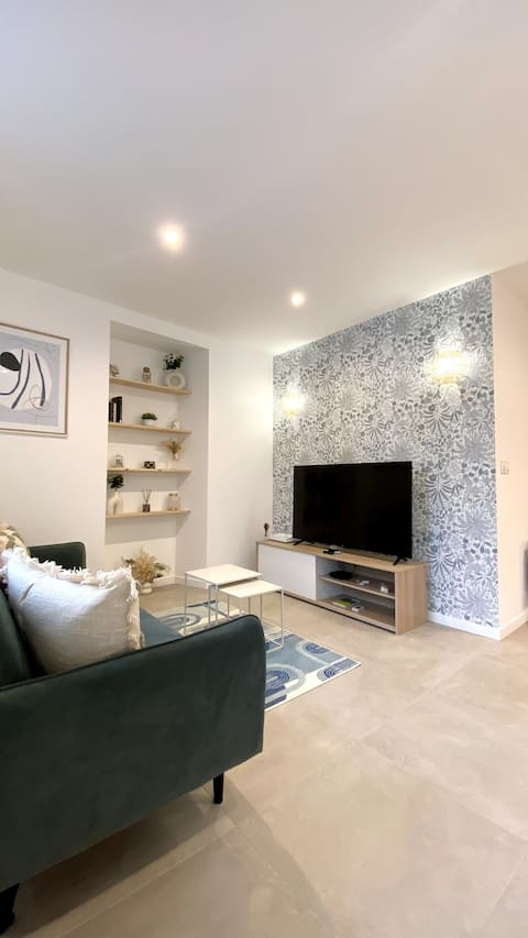 Top Airbnb: Cozy 2-Room Apartment - 2 People 𑁍 - Parking in Chambéry
