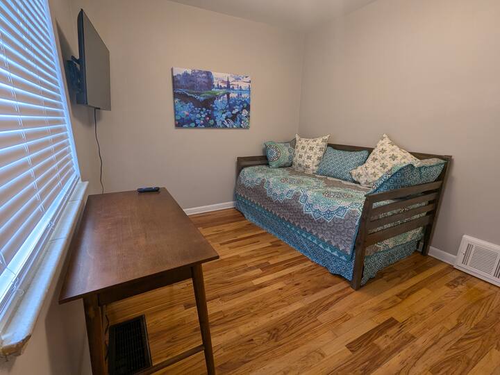 El dormitorio 2 se puede configurar como una cama individual/cama de día con un escritorio o dos camas individuales.