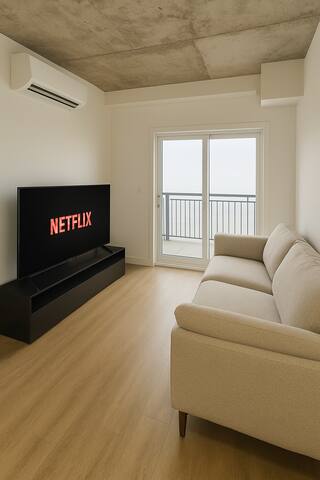 Penthouse-Style 2BR | Views & Free Parking gallery image 3