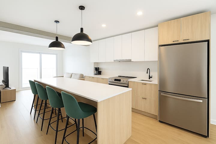 Penthouse-Style 2BR | Views & Free Parking