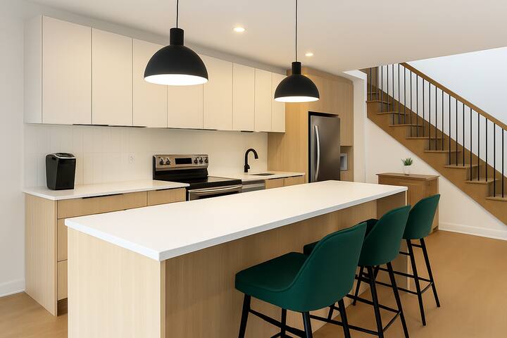 Penthouse-Style 2BR | Views & Free Parking gallery image 4