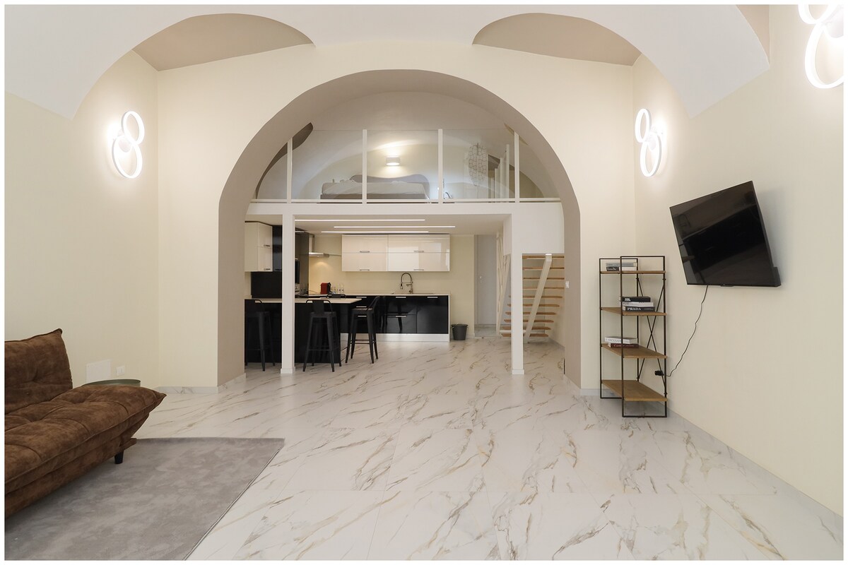 Elegantná obývacia izba, veľmi svetlá a útulná, s pohodlnou rozkladacou pohovkou, kde si môžete oddýchnuť pred inteligentnou televíziou so službou Netflix.