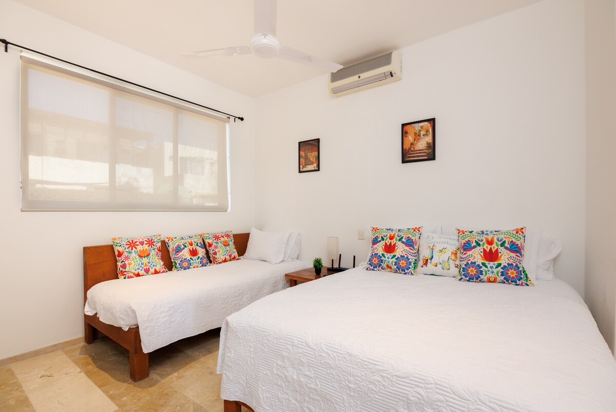 Chumba hiki ni kikubwa kupita kiasi na Malkia pamoja na pacha. Inafaa kwa chumba cha ghorofa cha watoto au mgeni wa ziada. 