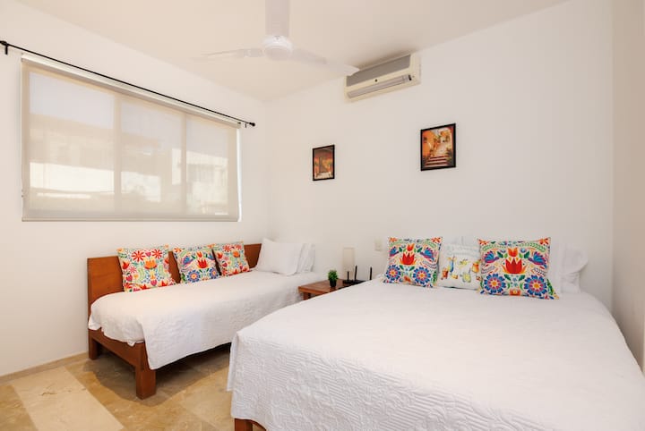 Kjo dhomë është e madhe me një "Queen" plus një "twin". E përkryer për dhoma gjumi për fëmijë ose për vizitorë shtesë. 