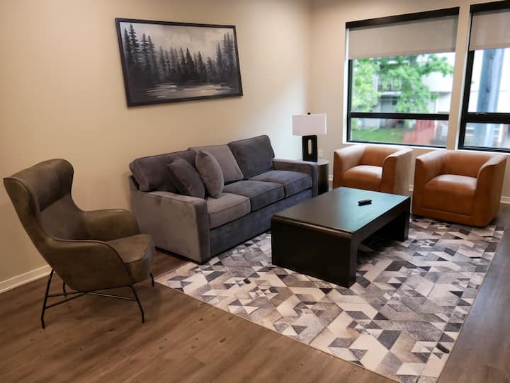 הספה בסלון היא ספה נפתחת בגודל קווין סייז. יש כריות ומצעים נוספים. 