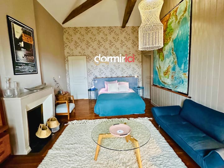  Habitación amplia y luminosa con cama doble, alfombra mullida, vigas a la vista y ambiente cálido.